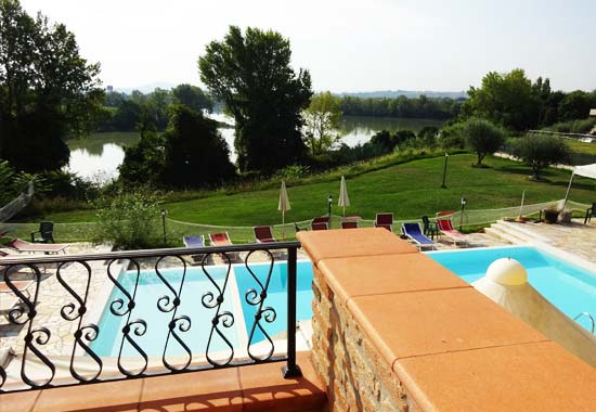 Balkon mit Blick auf den Pool