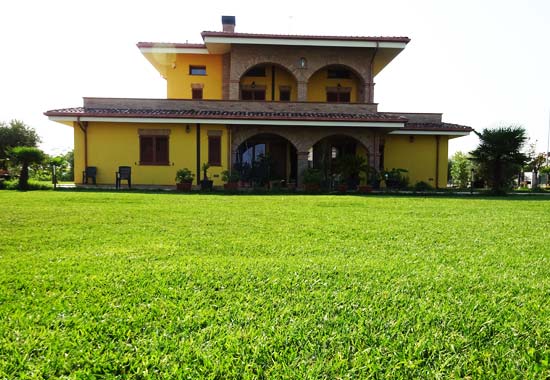 The facade of Villa Parco del Lago