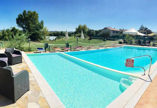 The swimming pool of Villa Parco del Lago