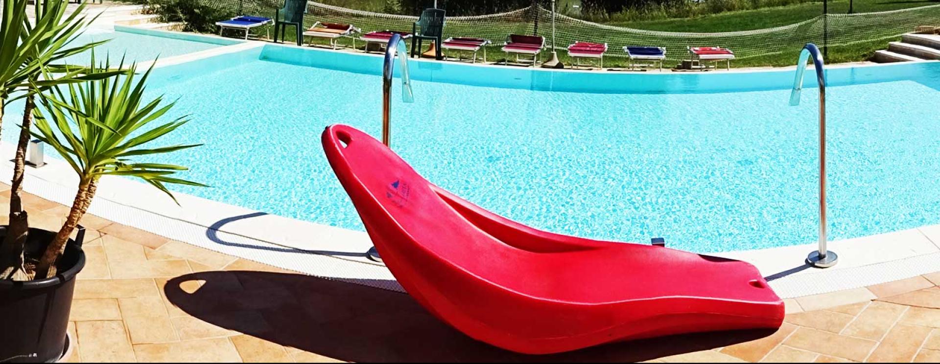Piscina luminosa, sdraio colorate, sole splendente, relax estivo e serenità.